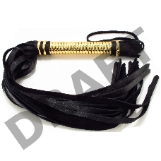 Чёрная кожаная плетка с золотистой рукоятью - 45 см.